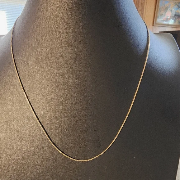 Avon Goldtone Chain Necklace – Classic Simple Design 18" - Picture 4 of 4